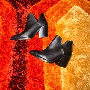 Vince Camuto Black leather boots with zipper detail